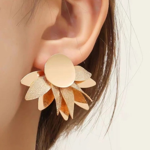 2/$30🌵 Gold Flower Petal Earrings Bohemian Sun Floral Sunburst Celestial NEW - Picture 10 of 13